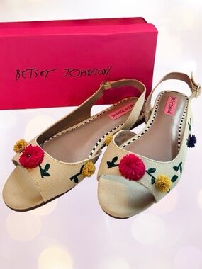 NEW & RARE Betsey Johnson Eyrica Natural Canvas Floral Garden Party Flat Shoe